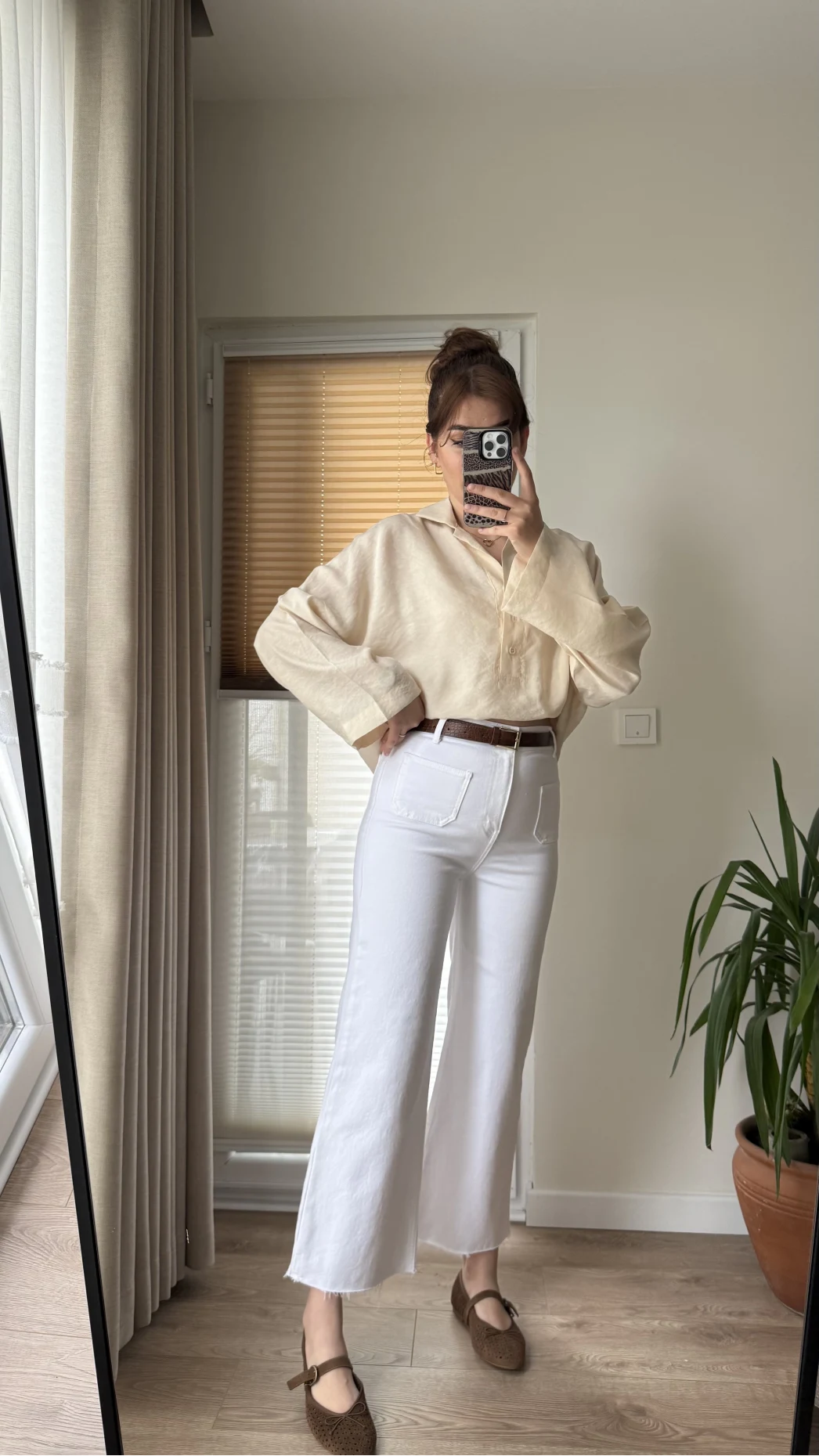 Önü Cepli Tasarım Beyaz Jean