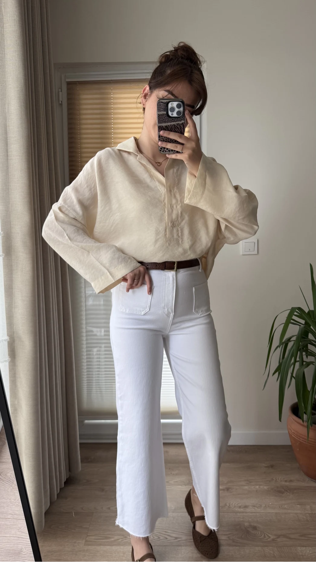 Önü Cepli Tasarım Beyaz Jean