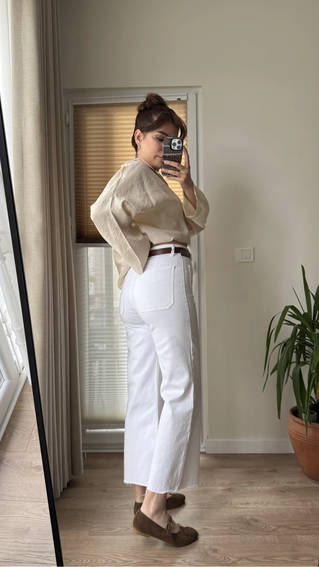 Önü Cepli Tasarım Beyaz Jean