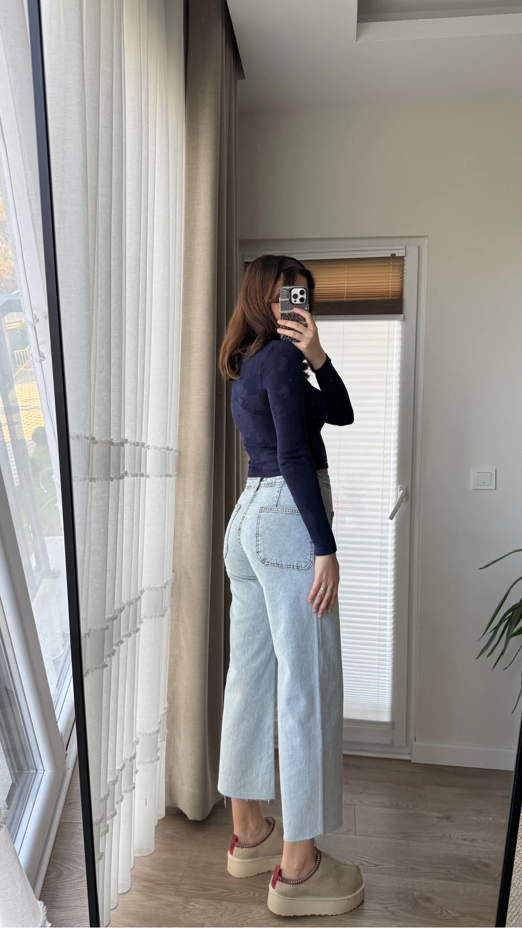 Önü Cepli Tasarım Buz Mavisi Jean