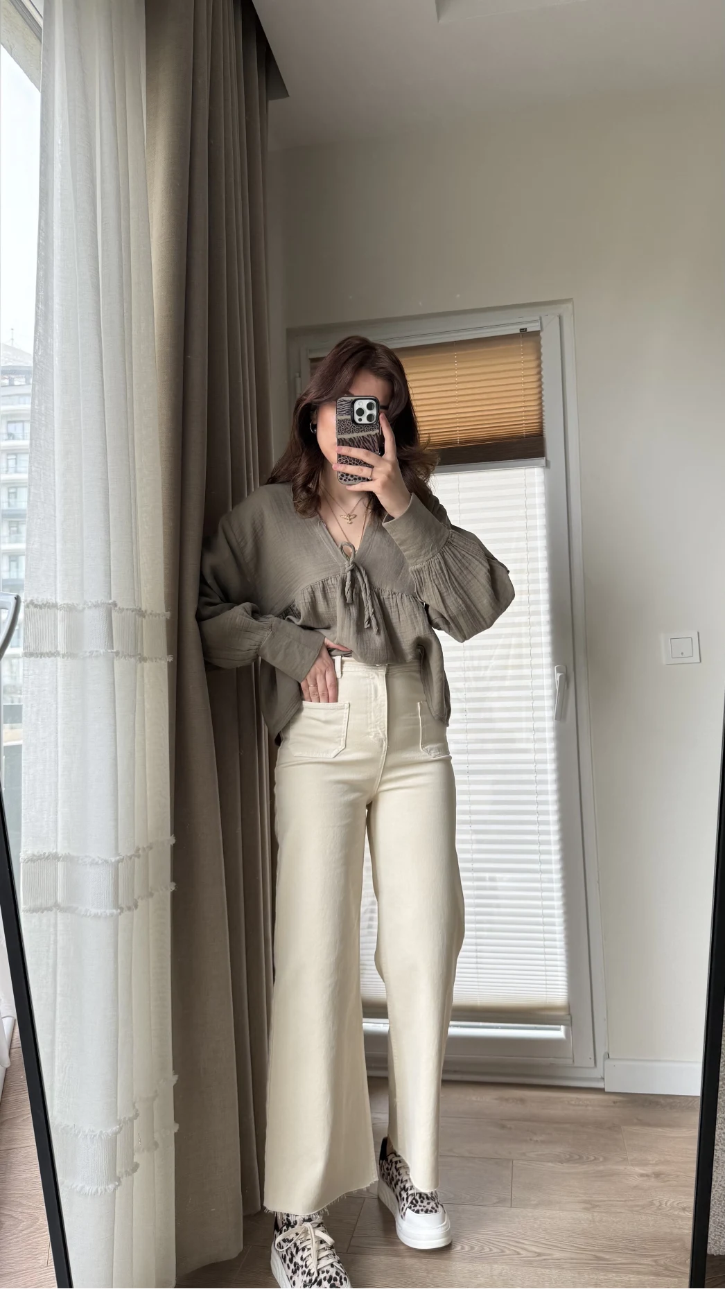 Önü Cepli Tasarım Krem Jean