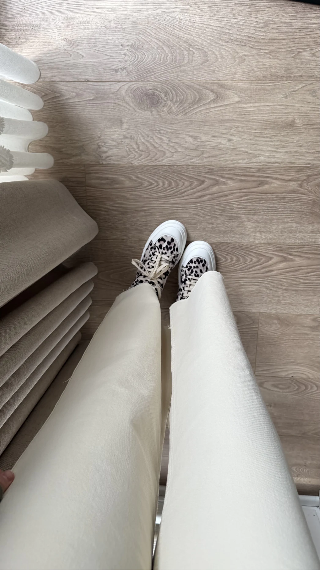 Önü Cepli Tasarım Krem Jean