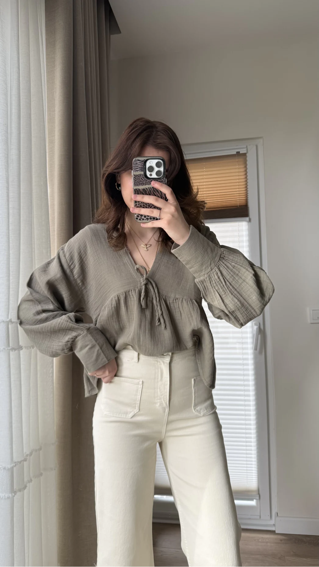 Önü Cepli Tasarım Krem Jean