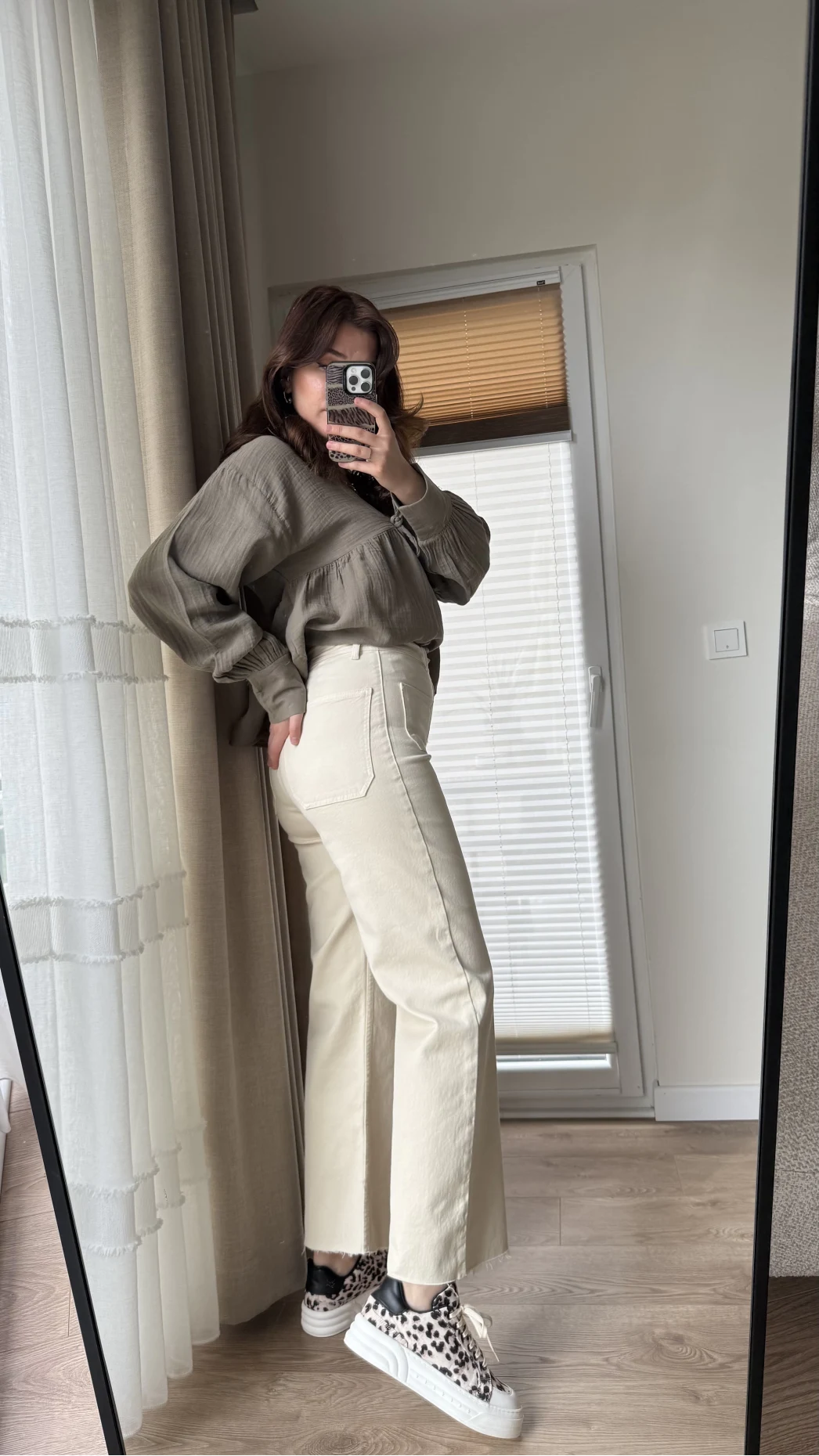 Önü Cepli Tasarım Krem Jean