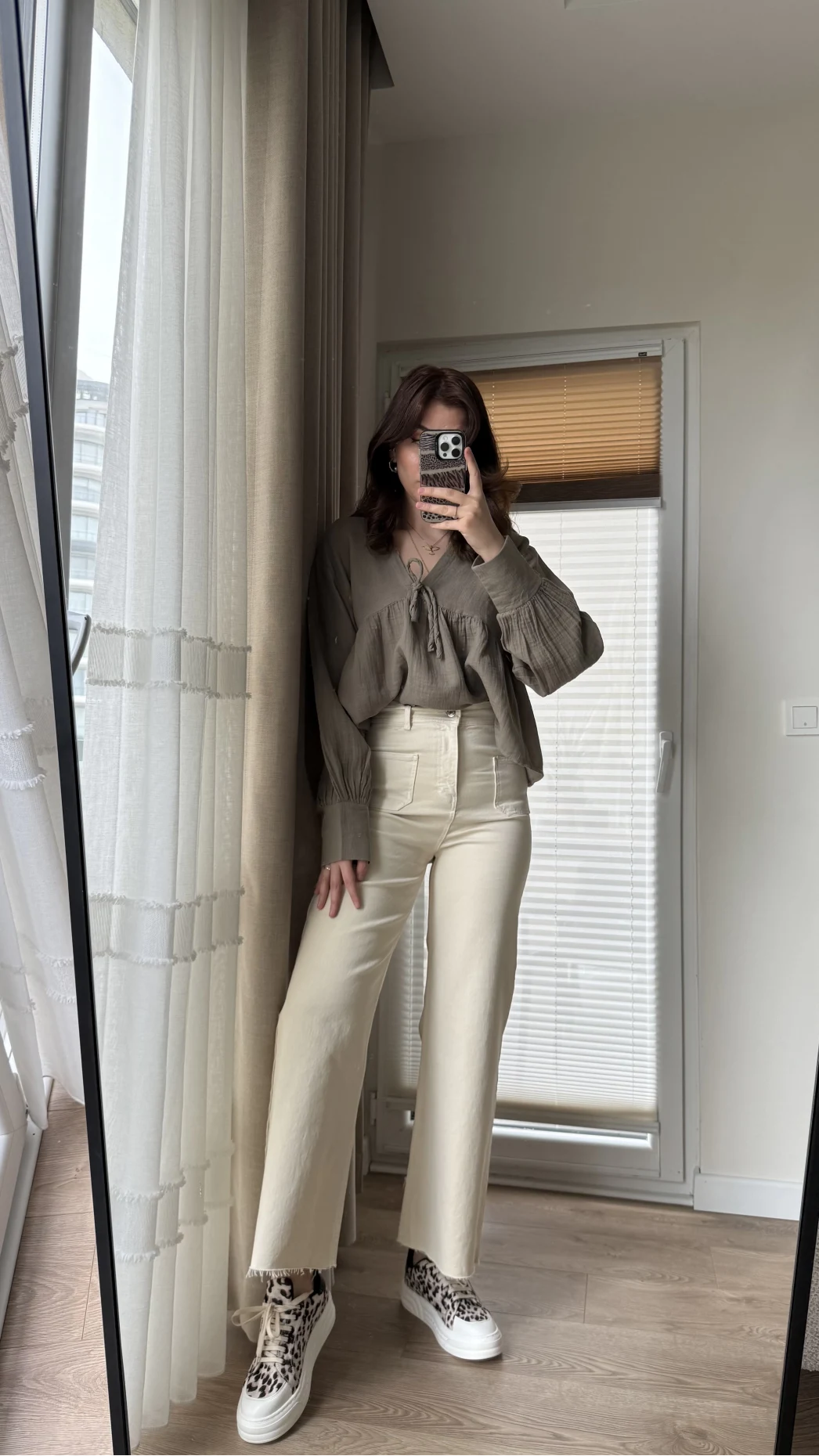 Önü Cepli Tasarım Krem Jean