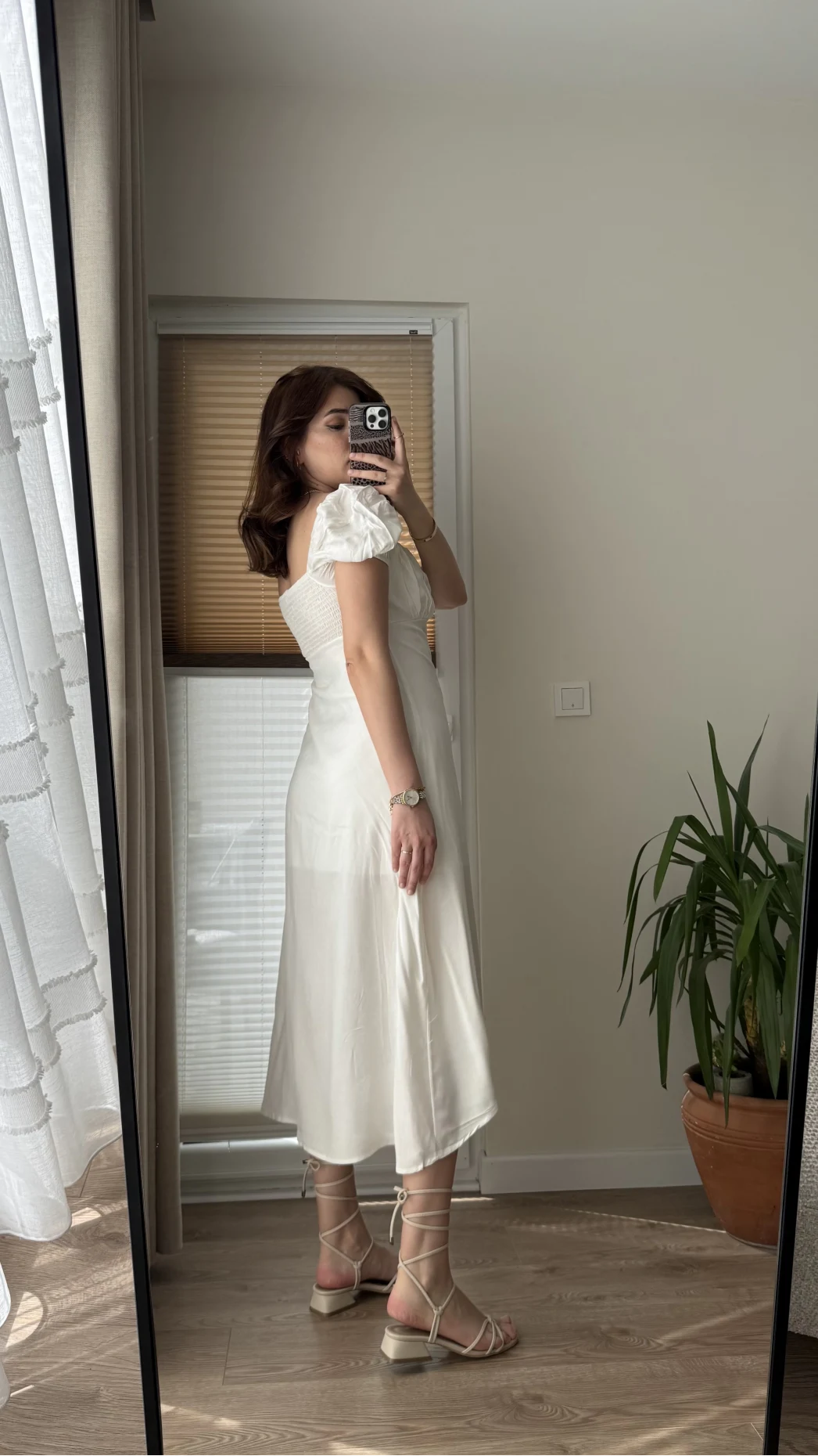 Prenses Yaka Beyaz Astarlı Elbise