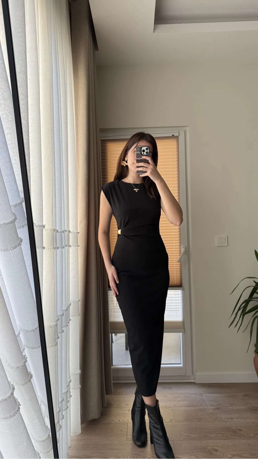 Siyah Altın Tokalı Elbise