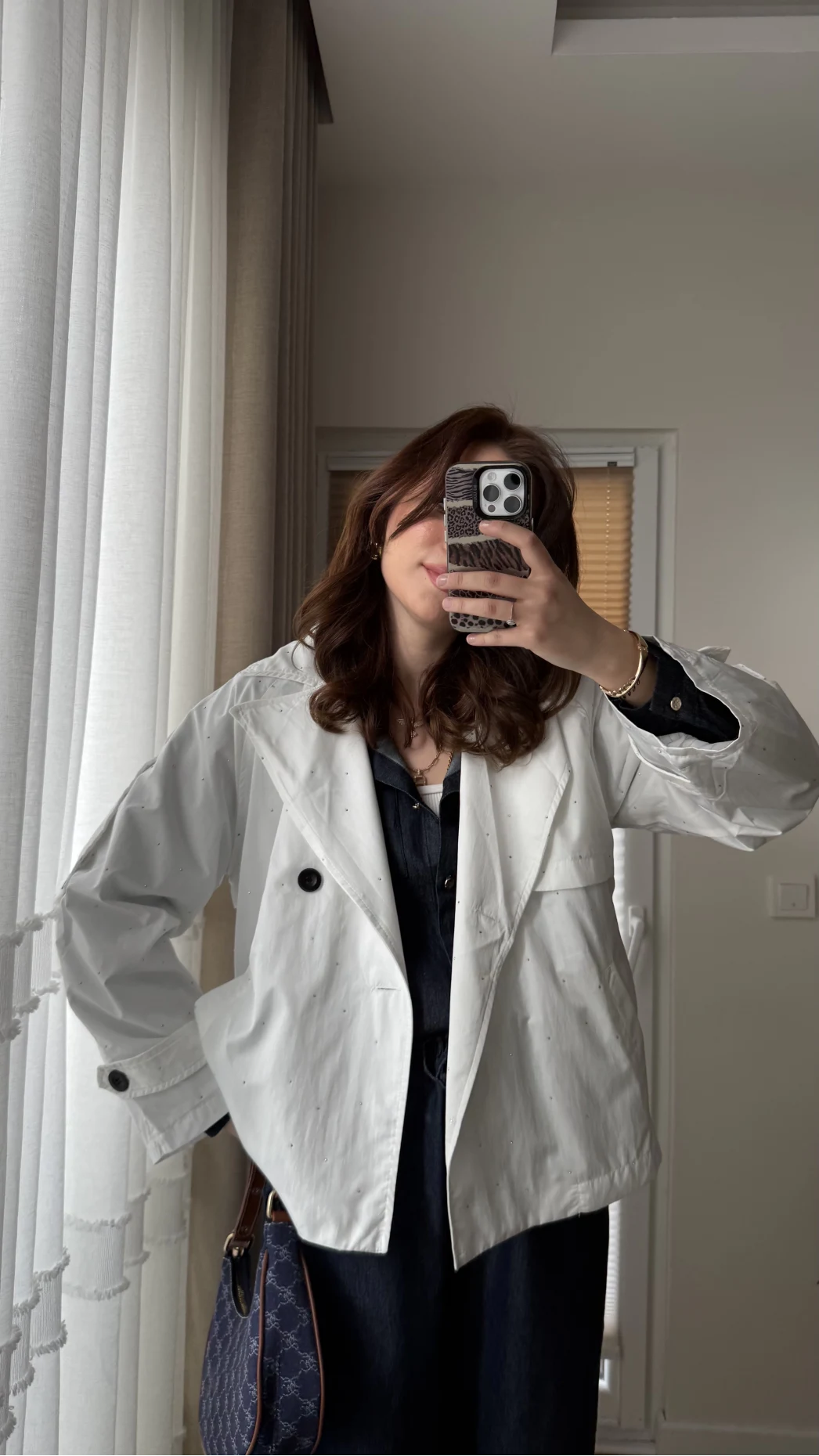 Taş Detaylı Beyaz Kısa Trençkot