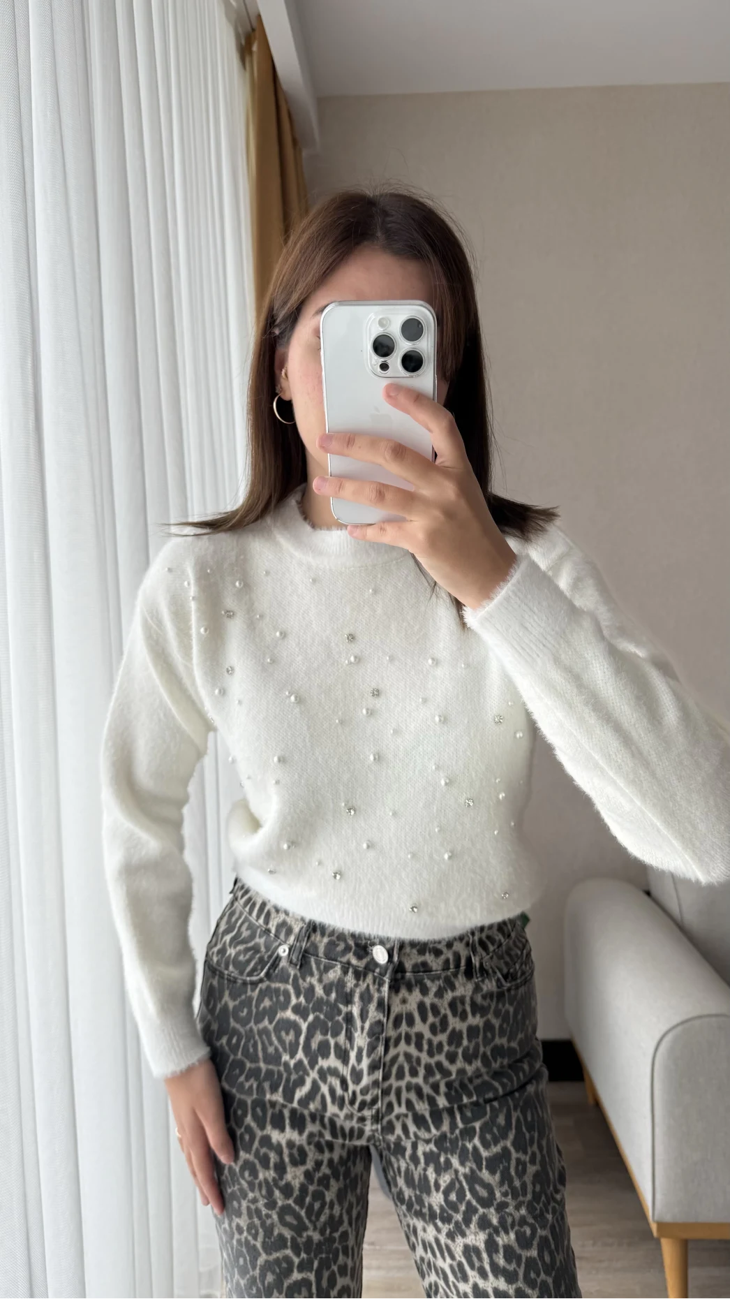 Taşlı Beyaz Yumoş Kazak