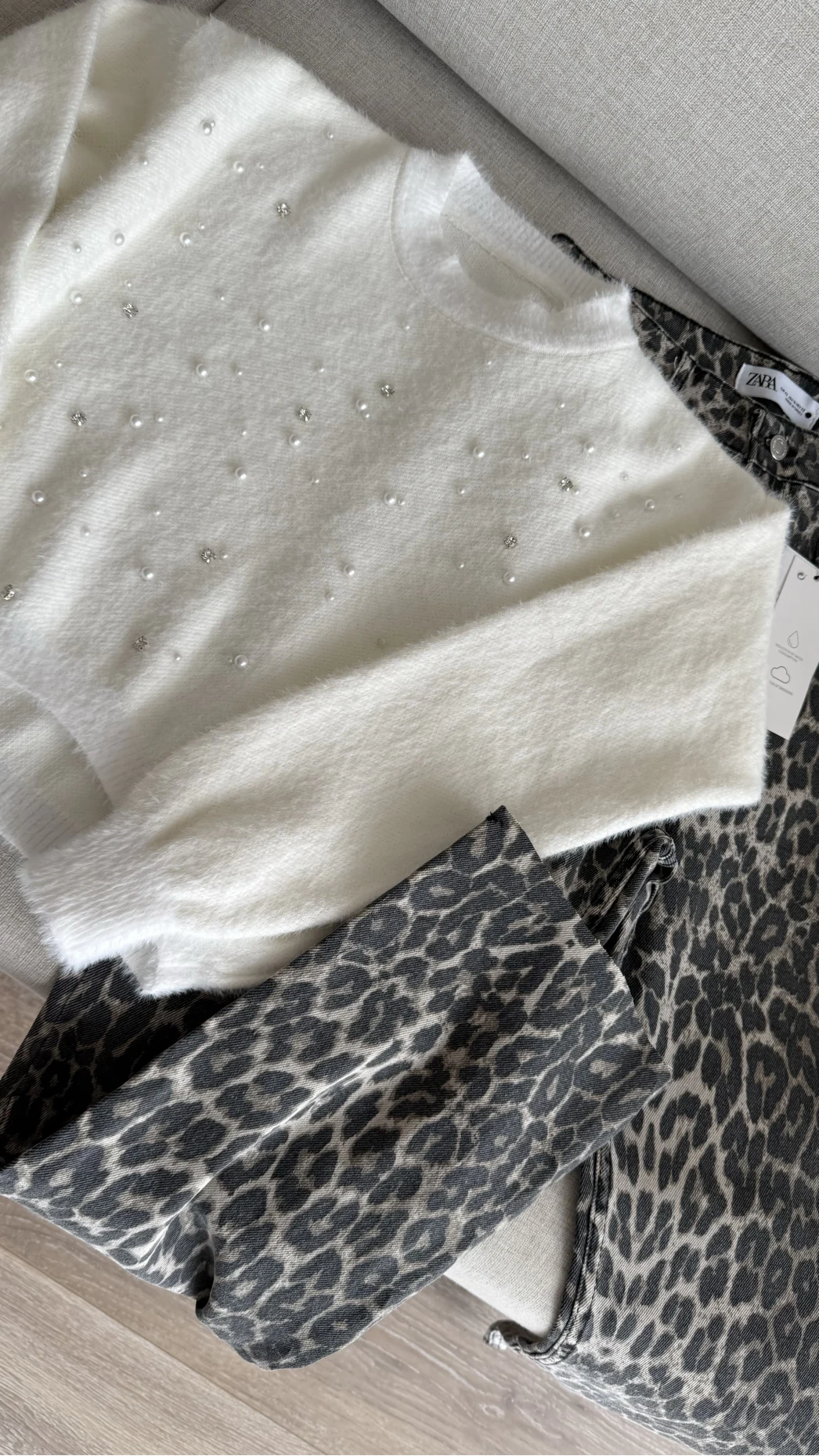 Taşlı Beyaz Yumoş Kazak