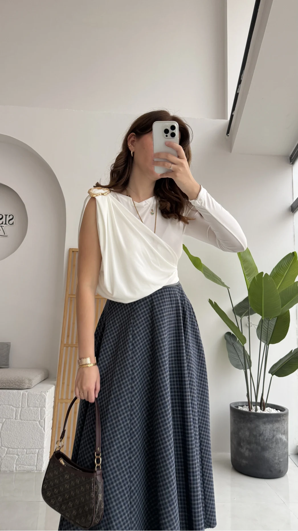 Tek Omuz Açık Aksesuar Detaylı Zıbın Bluz - Beyaz