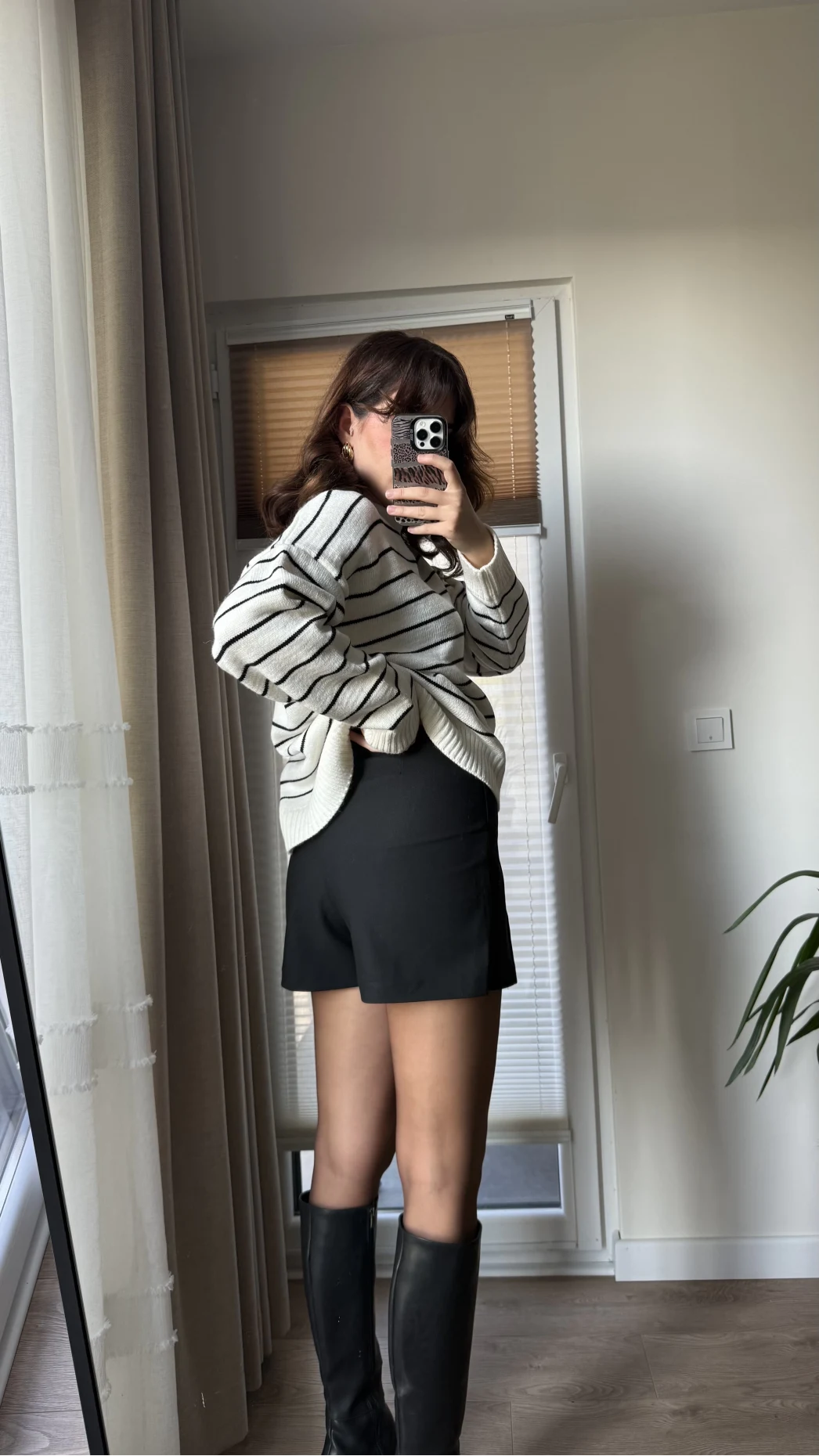 Lara Mini Yırtmaçlı Şort Etek Siyah