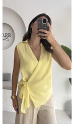 1036 - Rarity Polo Yaka Sıfır Kol Müslin Bluz - Sarı