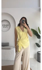 1036 - Rarity Polo Yaka Sıfır Kol Müslin Bluz - Sarı