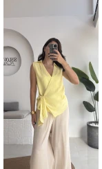 1036 - Rarity Polo Yaka Sıfır Kol Müslin Bluz - Sarı