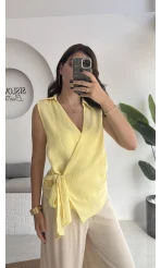 1036 - Rarity Polo Yaka Sıfır Kol Müslin Bluz - Sarı