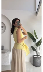 1036 - Rarity Polo Yaka Sıfır Kol Müslin Bluz - Sarı