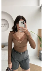 V Yaka Dantel Detay Kaşmir Bluz - Koyu Vizon - Kod: 32311