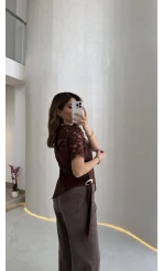 Asimetrik Kesim Dantel Detaylı Kemerli Bluz - Kahve - Kod: 2964