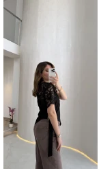 Asimetrik Kesim Dantel Detaylı Kemerli Bluz - Siyah - Kod: 2964