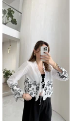 Glow Brode Detaylı Bağlamalı Crop Bluz - Beyaz - Kod: 1062