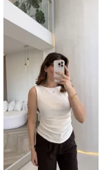 Dilvin Sıfır Kol Beli Büzgü Detaylı Kayık Yaka Body - Ekru - Kod: 31589