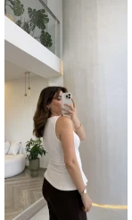 Dilvin Bele Oturan Sıfır Kol Volanlı Body - Beyaz - Kod: 21001