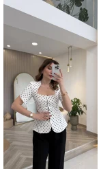 Bele Oturan Düğmeli Vatkalı Puantiyeli Bluz - Ekru