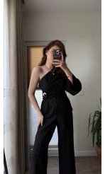 Aksesuar Detaylı Tek Omuzlu Takım Siyah