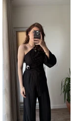 Aksesuar Detaylı Tek Omuzlu Takım Siyah