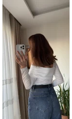 Asimetrik Kesim Çıtçılı Beyaz Bluz