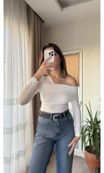 Asimetrik Kesim Çıtçılı Beyaz Bluz