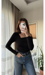 Asimetrik Kesim Çıtçılı Siyah Bluz