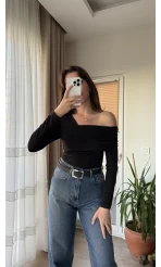 Asimetrik Kesim Çıtçılı Siyah Bluz