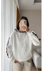 Beyaz Leopar Şeritli Polarlı Sweashirt