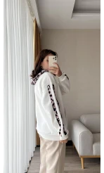 Beyaz Leopar Şeritli Polarlı Sweashirt