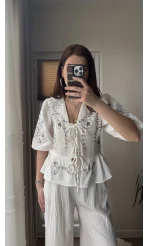 Beyaz Nakışlı Bağlamalı Gömlek