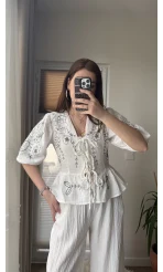 Beyaz Nakışlı Bağlamalı Gömlek