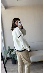 Çiçek Detaylı Beyaz Triko Kazak