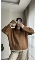 Çiçek Detaylı Camel Triko Kazak