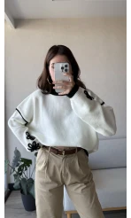 Çiçek Detaylı Beyaz Triko Kazak