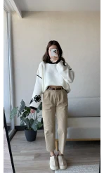 Çiçek Detaylı Beyaz Triko Kazak