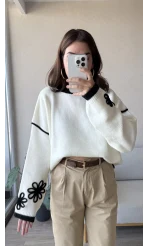 Çiçek Detaylı Beyaz Triko Kazak