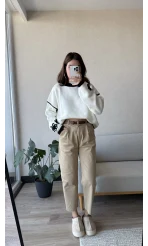 Çiçek Detaylı Beyaz Triko Kazak