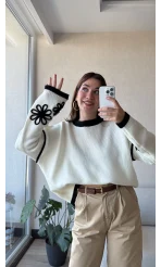 Çiçek Detaylı Beyaz Triko Kazak