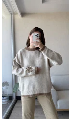 Çiçek Detaylı Krem Triko Kazak