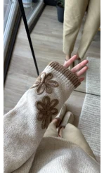 Çiçek Detaylı Krem Triko Kazak