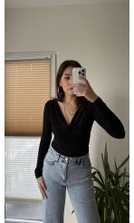 Dökümlü Yaka Siyah Bluz