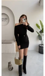 Elisha Siyah Simli Aksesuar Detaylı Kayık Yaka Kısa Elbise