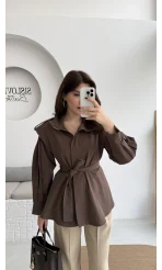 Emris Dik Yaka Geniş Omuzlu Kuşaklı Trenç - Acı Kahve - Kod: 7623